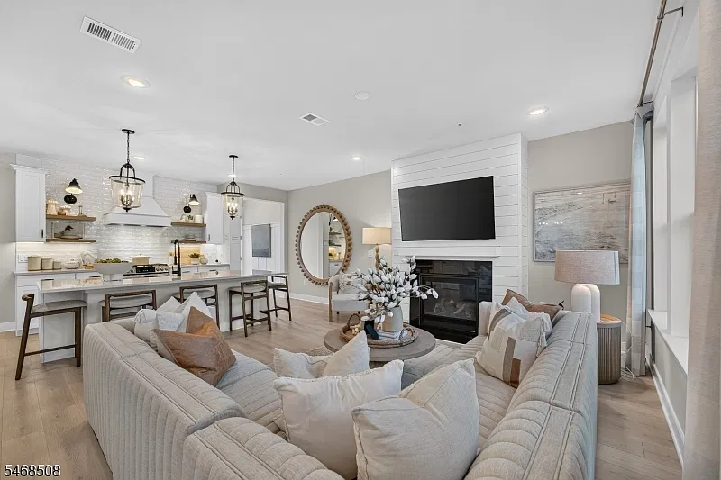 2 bed, 2.5 bath, 1632 sqft, $4,200 — Photo 4