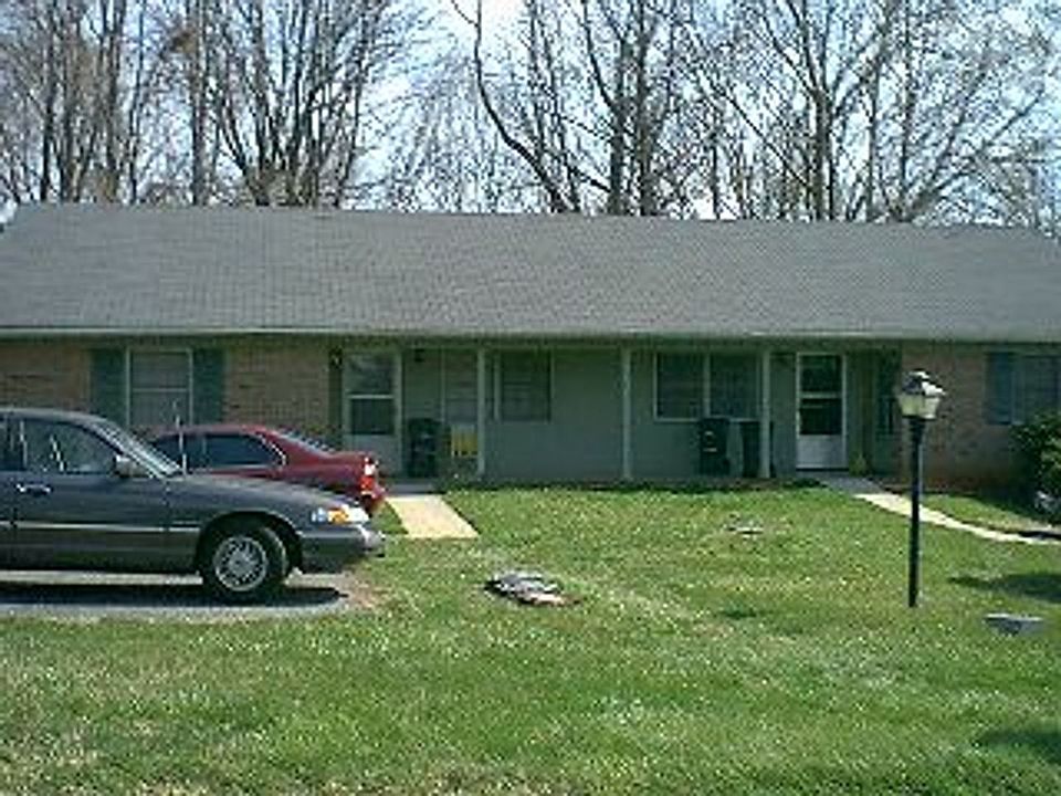 1st image of 102 Holmes Cir APT 1
