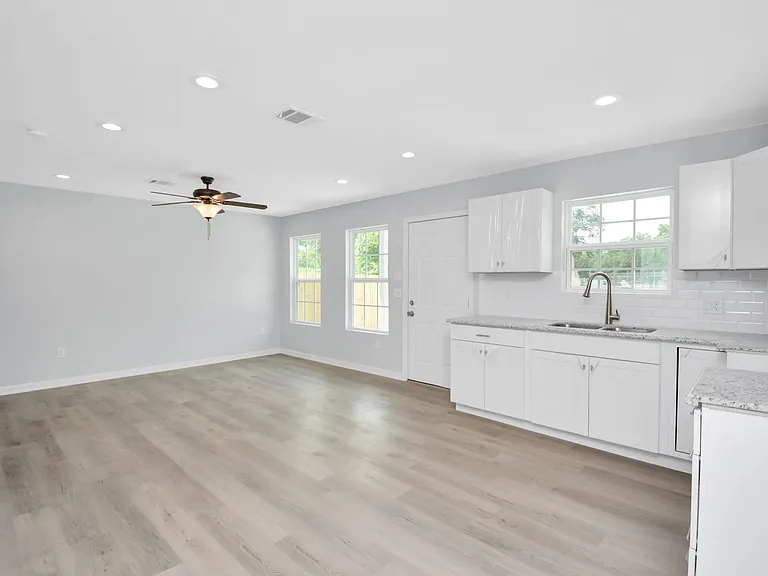 8595 Parkway Dr #B — Photo 8