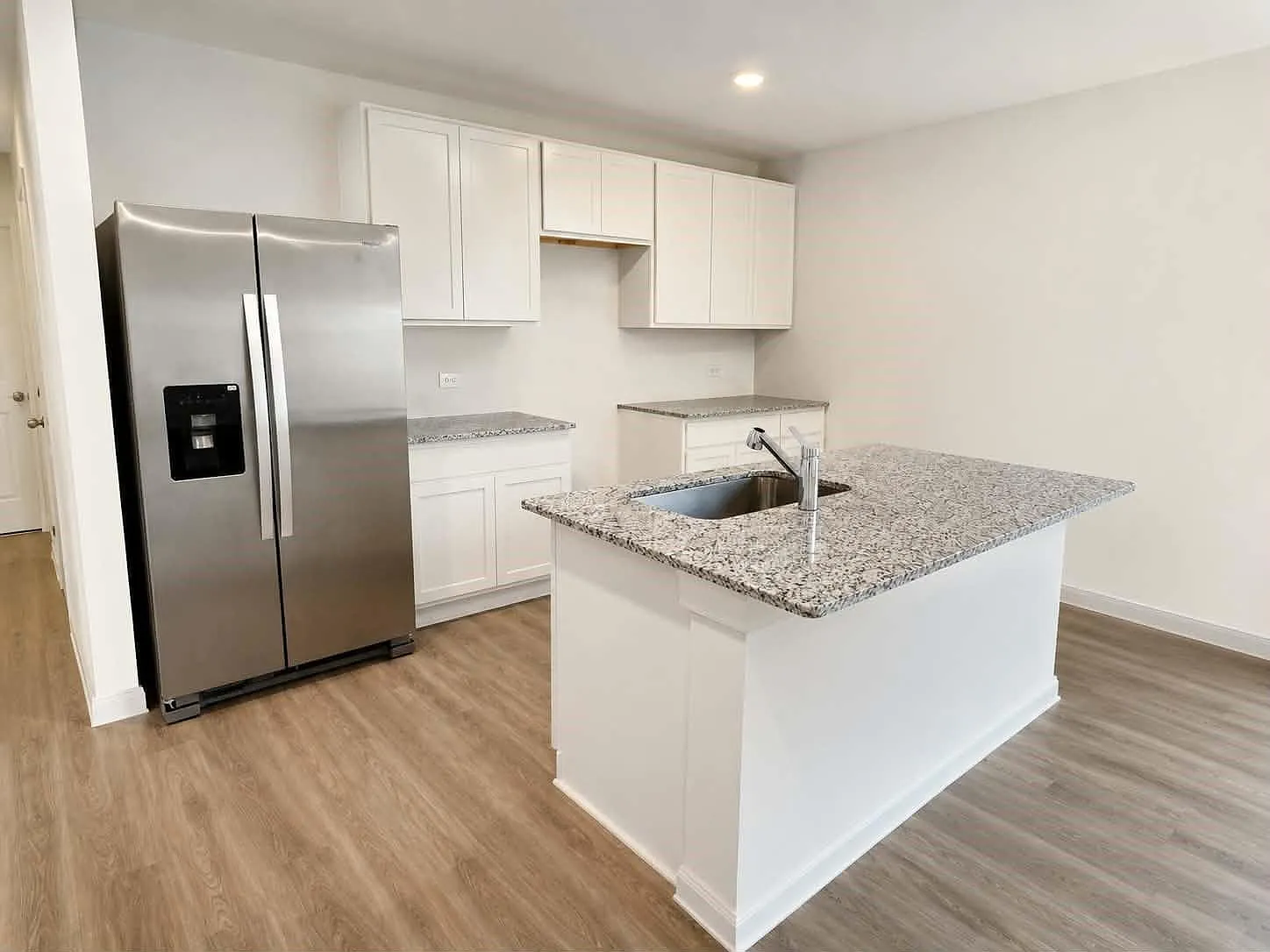 3 bed, 2.0 bath, 1279 sqft, $1,600 — Photo 3
