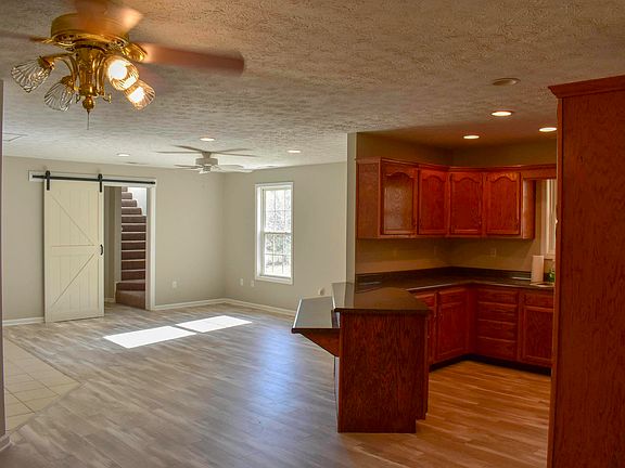 4th image of 67 Anderson Ln