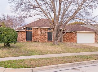 2223 Edinburgh St, Arlington, TX 76018