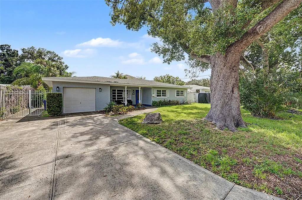 3 bed, 2.0 bath, 1561 sqft, $4,700 — Photo 2