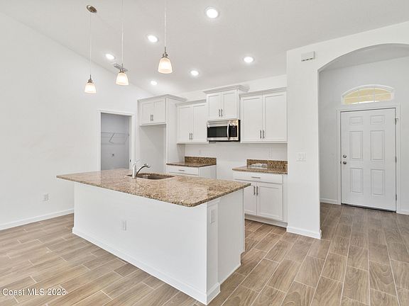 3rd image of 2219 Cogan Dr SE
