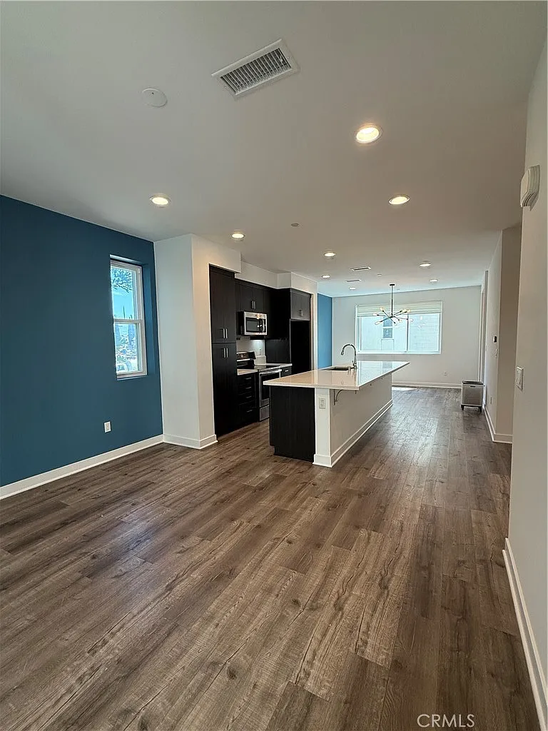 4 bed, 1810 sqft, $4,500 — Photo 2