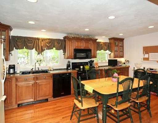 3rd image of 12 Friar Tuck Ln