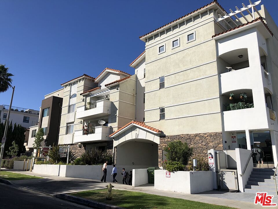 1st image of 4733 Elmwood Ave #203