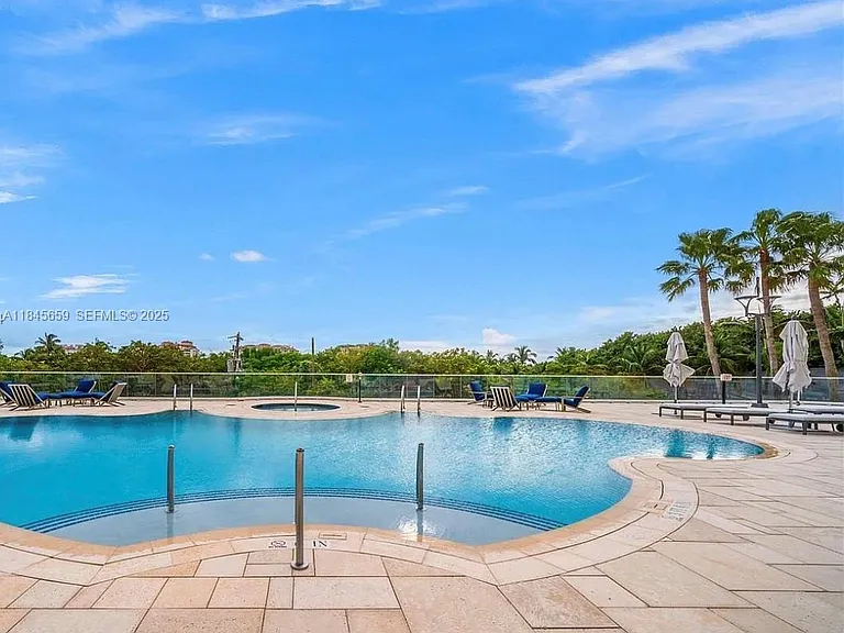 300 S Pointe Dr #1901 — Photo 18