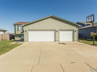 828 S Tanglewood Ave, Sioux Falls, SD 57106