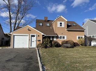 26 Polo Ln, Westbury, NY 11590