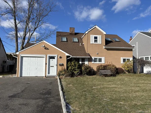 26 Polo Ln, Westbury, NY 11590