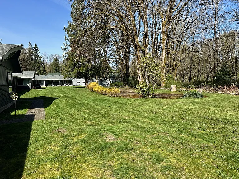 Riverside Manor — Photo 9