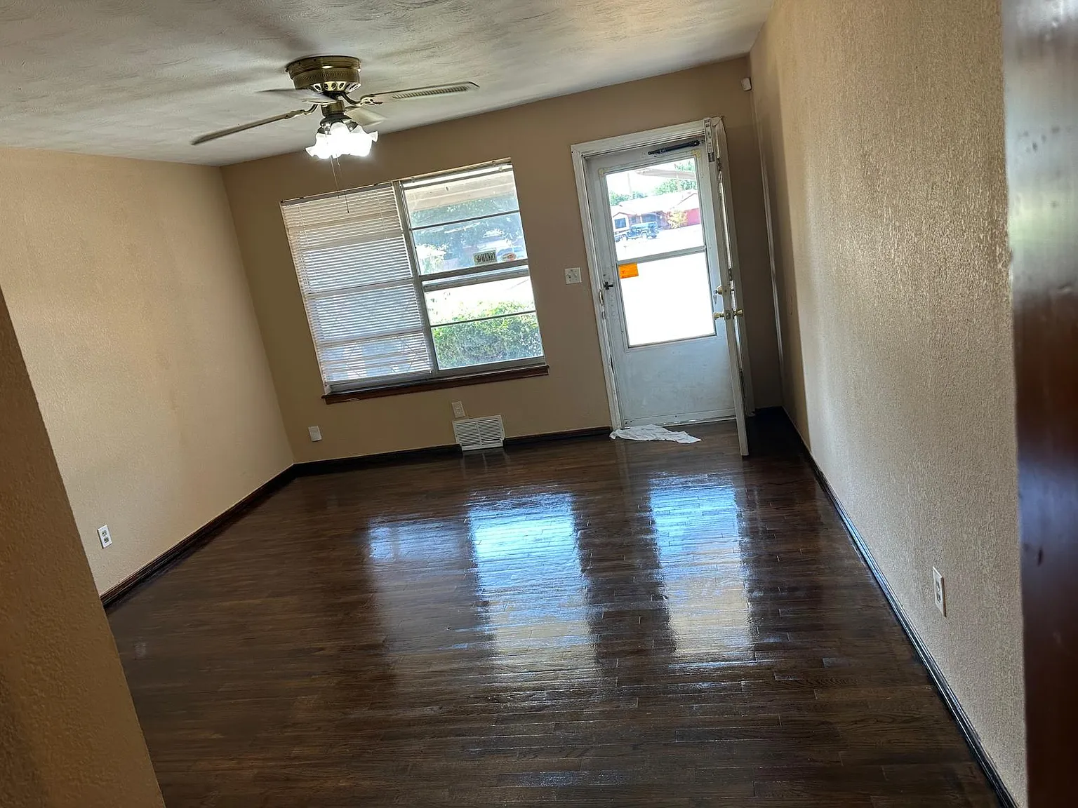 3 bed, 1.5 bath, 1100 sqft, $1,250 — Photo 2