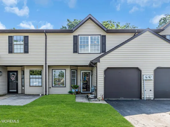 21 Seabreeze Square, Howell, NJ 07728