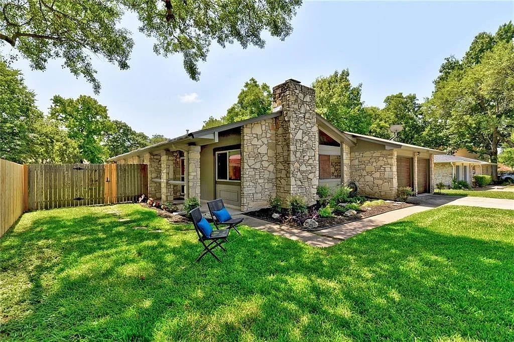 3 bed, 2.0 bath, 1528 sqft, $2,400 — Photo 3