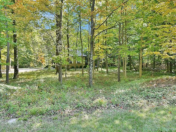 4th image of 140 Woodland Dr