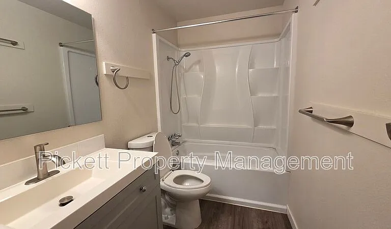 354 NW Edvard St #E — Photo 17
