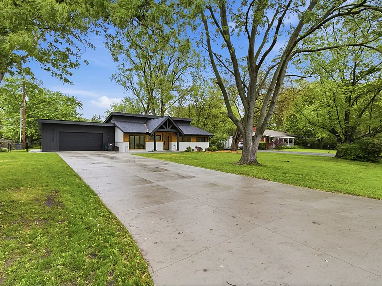 130 McKinley Dr — Photo 3