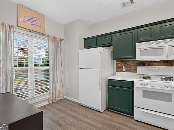 3rd image of 35 Pearl Chambers Dr