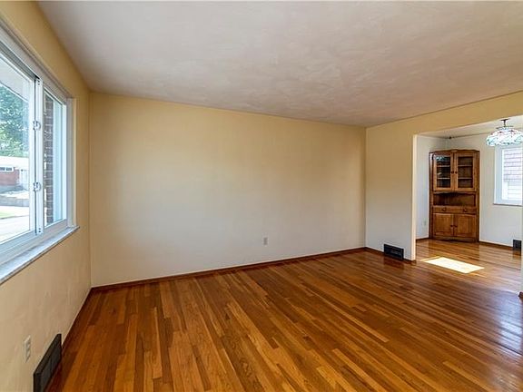 2nd image of 502 Canterbury Dr