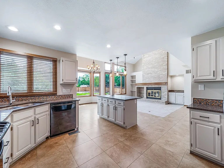 6793 Blackhawk Ct — Photo 11
