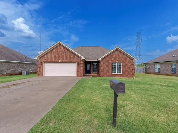 302 Meredith Dr, Muscle Shoals, AL 35661
