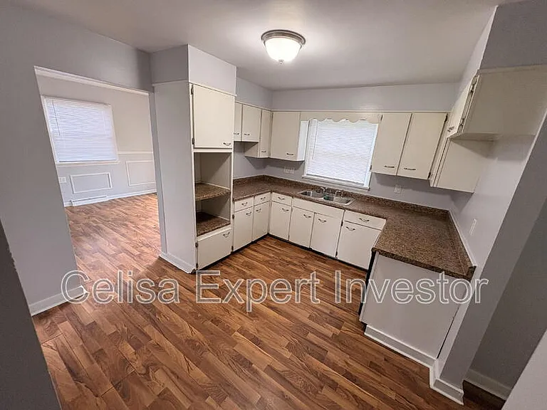 1321 Spring St — Photo 3