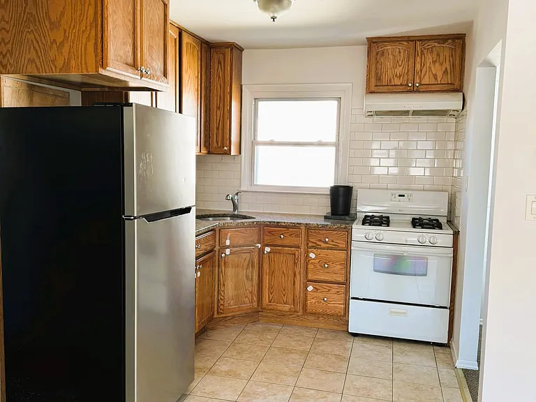 131 Roslyn Rd #1 — Photo 4