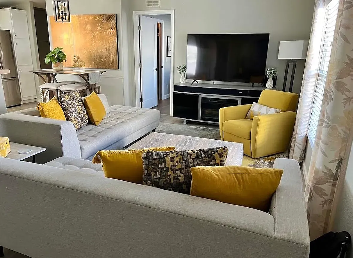 3 bed, 1050 sqft, $3,359 — Photo 2