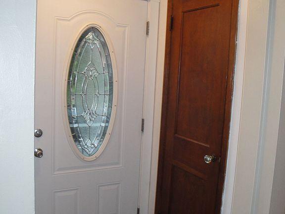 Front entry w/coat closet