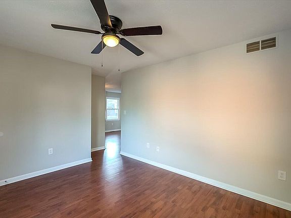 5th image of 13 Fannin Ct