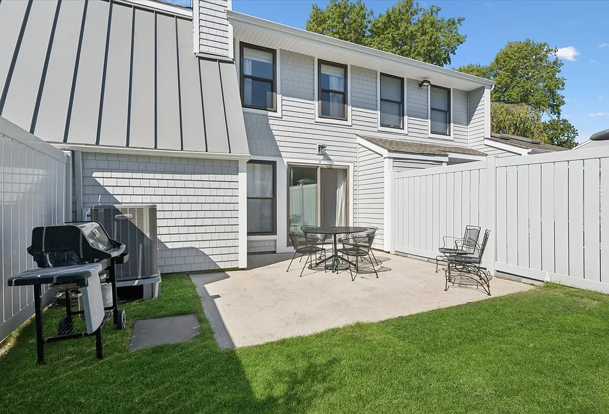 Building Photo - 50 Hubbard Ln #17