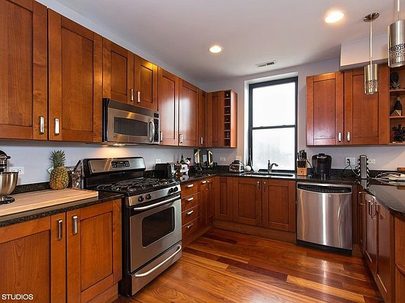 3rd image of 651 N Milwaukee Ave #405R