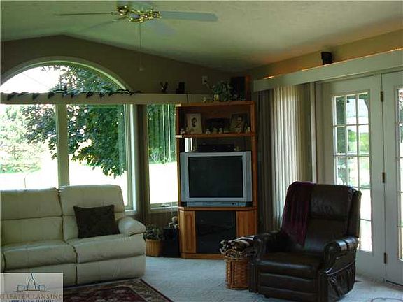 3rd image of 1146 N Cochran Ave