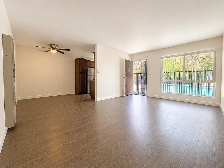 7516 Parkway Dr #1E — Photo 2