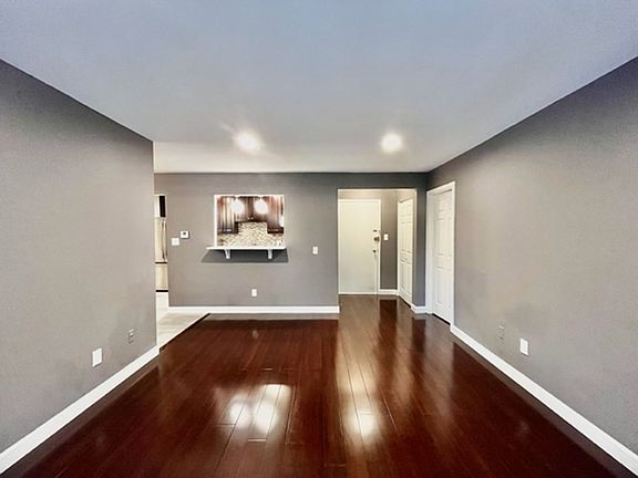5th image of 11923 Parklawn Dr APT 204