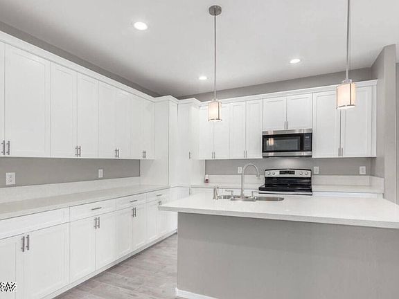 3rd image of 2613 W Arthur Pl