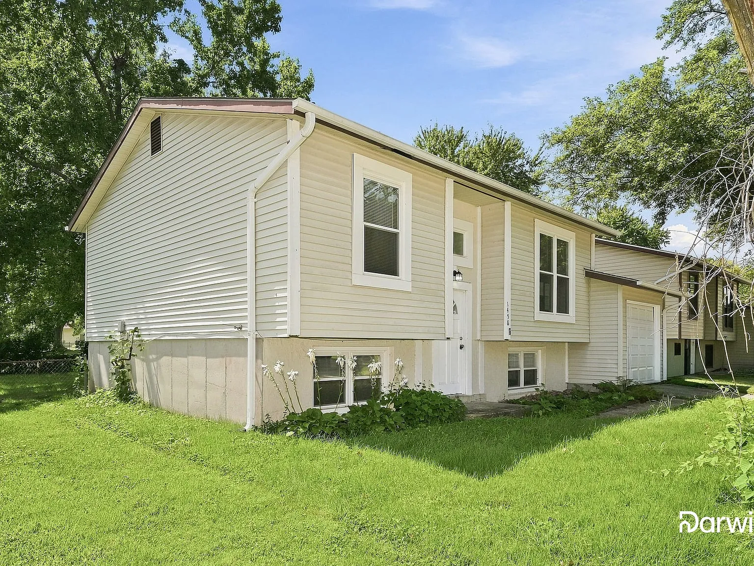 3 bed, 2.0 bath, 1272 sqft, $1,715 — Photo 2