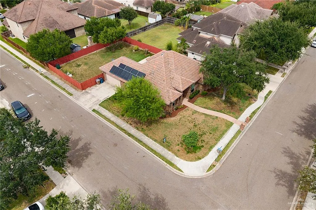 3 bed, 3.0 bath, 2170 sqft, $2,200 — Photo 2