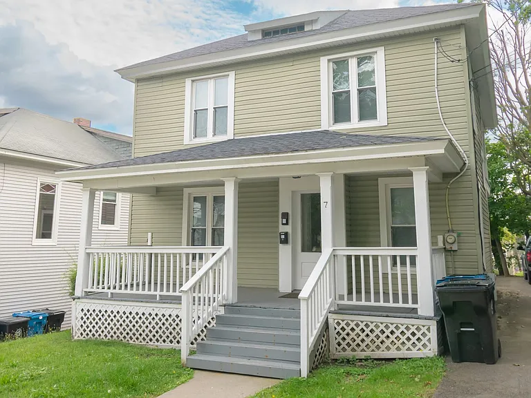 7 Pleasant St — Photo 2