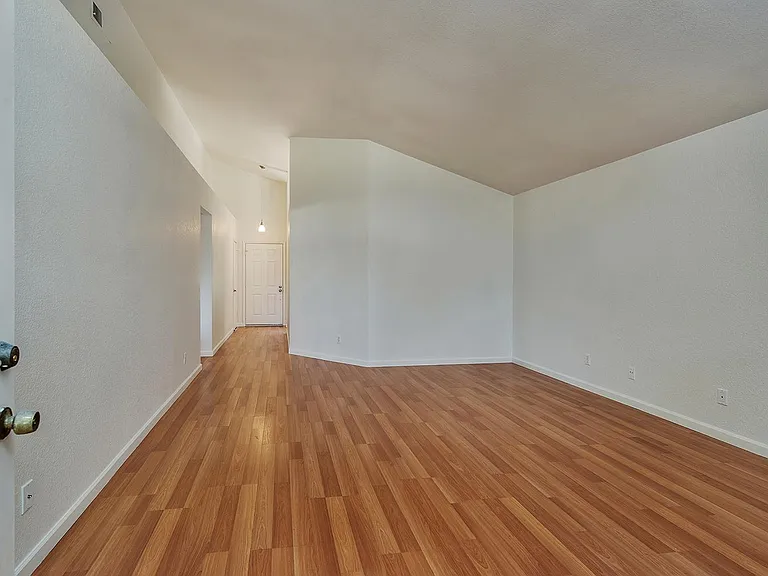 828 Bond Pl — Photo 9