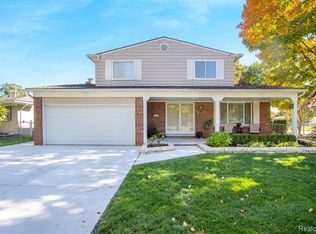 40336 Meade Point Dr, Sterling Heights, MI 48313