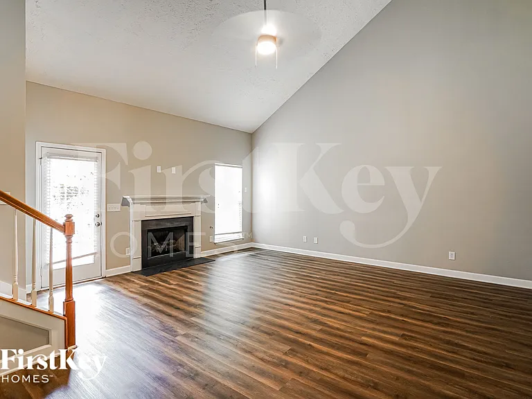 3200 Hidden Creek Dr — Photo 2