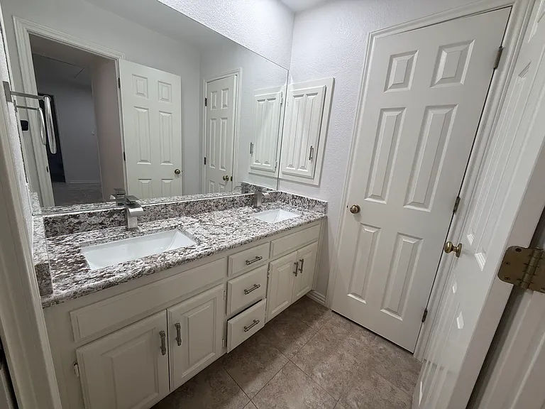 UPSTAIRS FULL BATHROOM