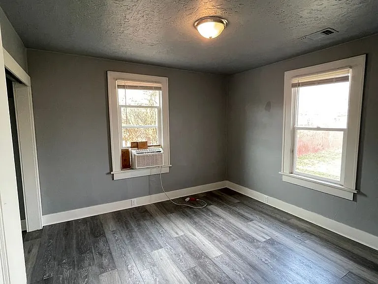 2409 Applegate Ave — Photo 12