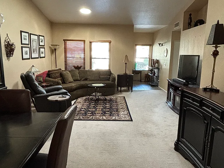 907 E Vaughn Ave — Photo 3
