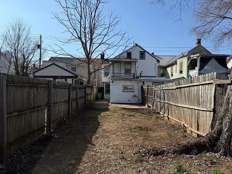 457 N Pitt St — Photo 36