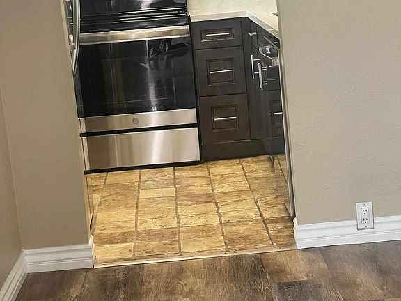 2nd image of 816 27th St APT 14
