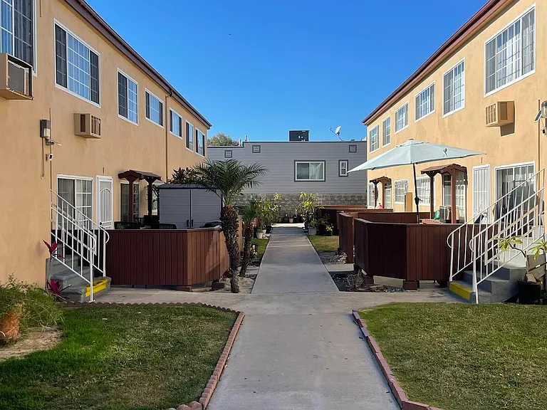 2341 Walnut Ave #4 — Photo 1