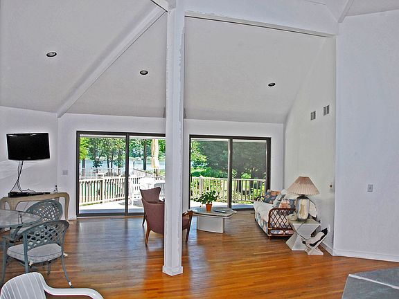 4th image of 15 Dickerson Dr